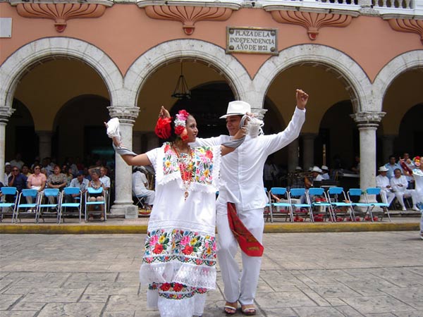 Danzantes bailando el baile tradicional, la Jarana.