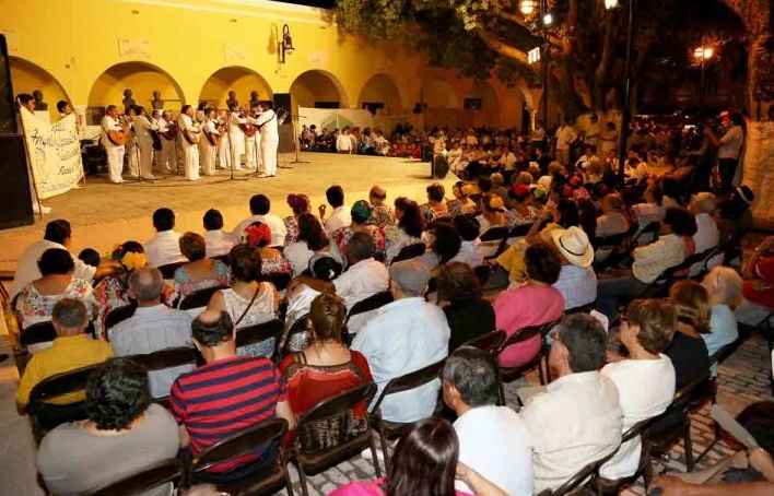 Jueves de serenatas en Santa Lucía.